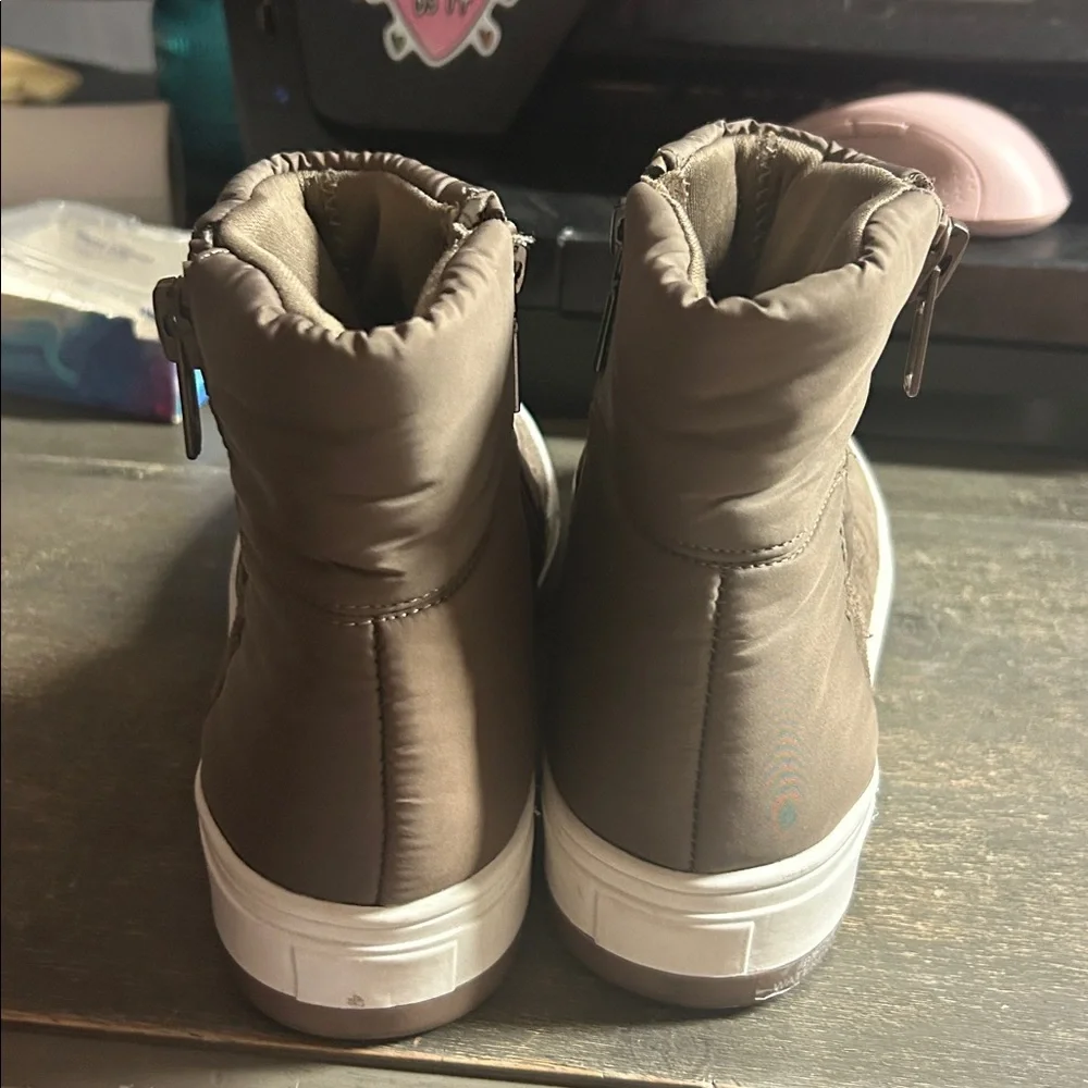 Blondo Waterproof Beige Suede & Quilted Zip‎ Up boots